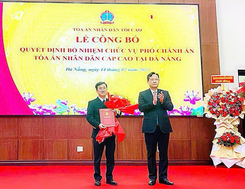 Ông Nguyễn Văn Tiến (bên phải), Phó Chánh án TAND Tối cao trao quyết định bổ nhiệm ông Trần Huy Đức.