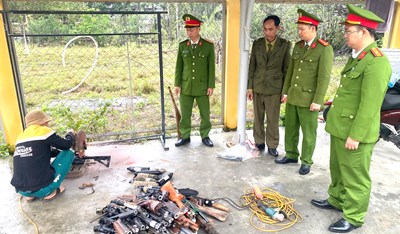 Phong Dien destroyed 25 homemade guns and many illegal weapons