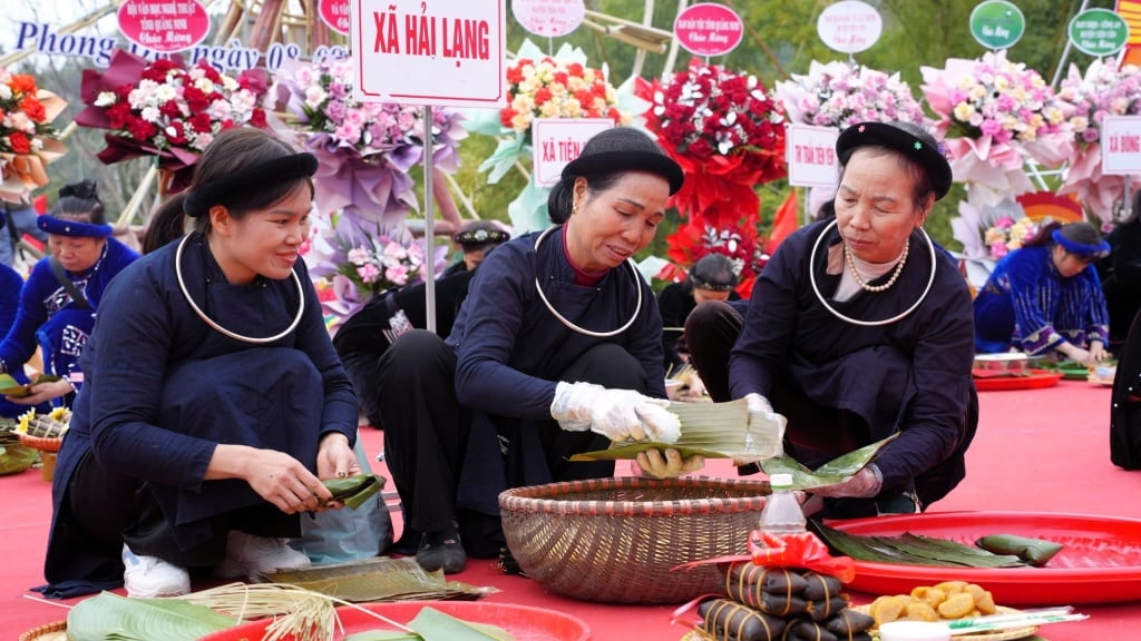 Traditional banh gio wrapping contest of the Tay ethnic group.