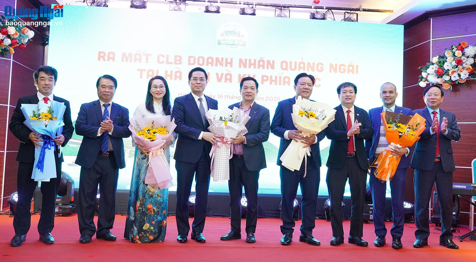 Provincial leaders presented flowers to congratulate the Quang Ngai Business Club in Hanoi and the Northern region.