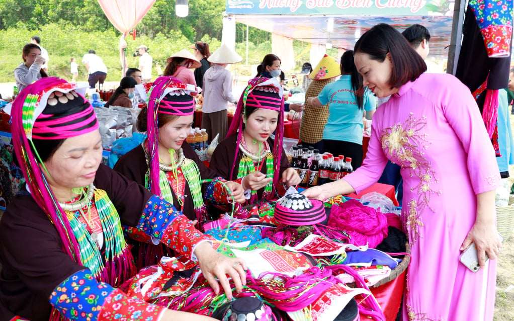 Dao ethnic people in Hai Son commune (Mong Cai city) introduce traditional cultural beauty to tourists at the 2024 Border Sim Flower Festival.