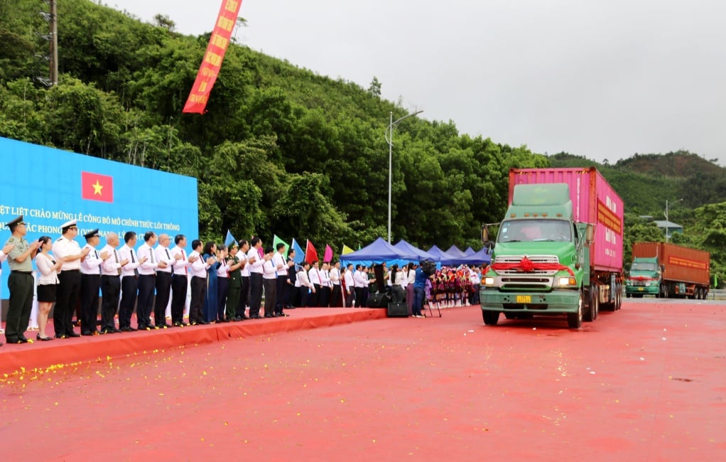 Les véhicules d'importation et d'exportation sont dédouanés via le dédouanement Bac Phong Sinh (Vietnam) - Ly Hoa (Chine).