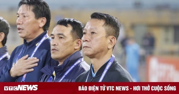 Tras perder la victoria en el minuto 97, el entrenador del equipo Quang Nam está molesto con el arbitraje