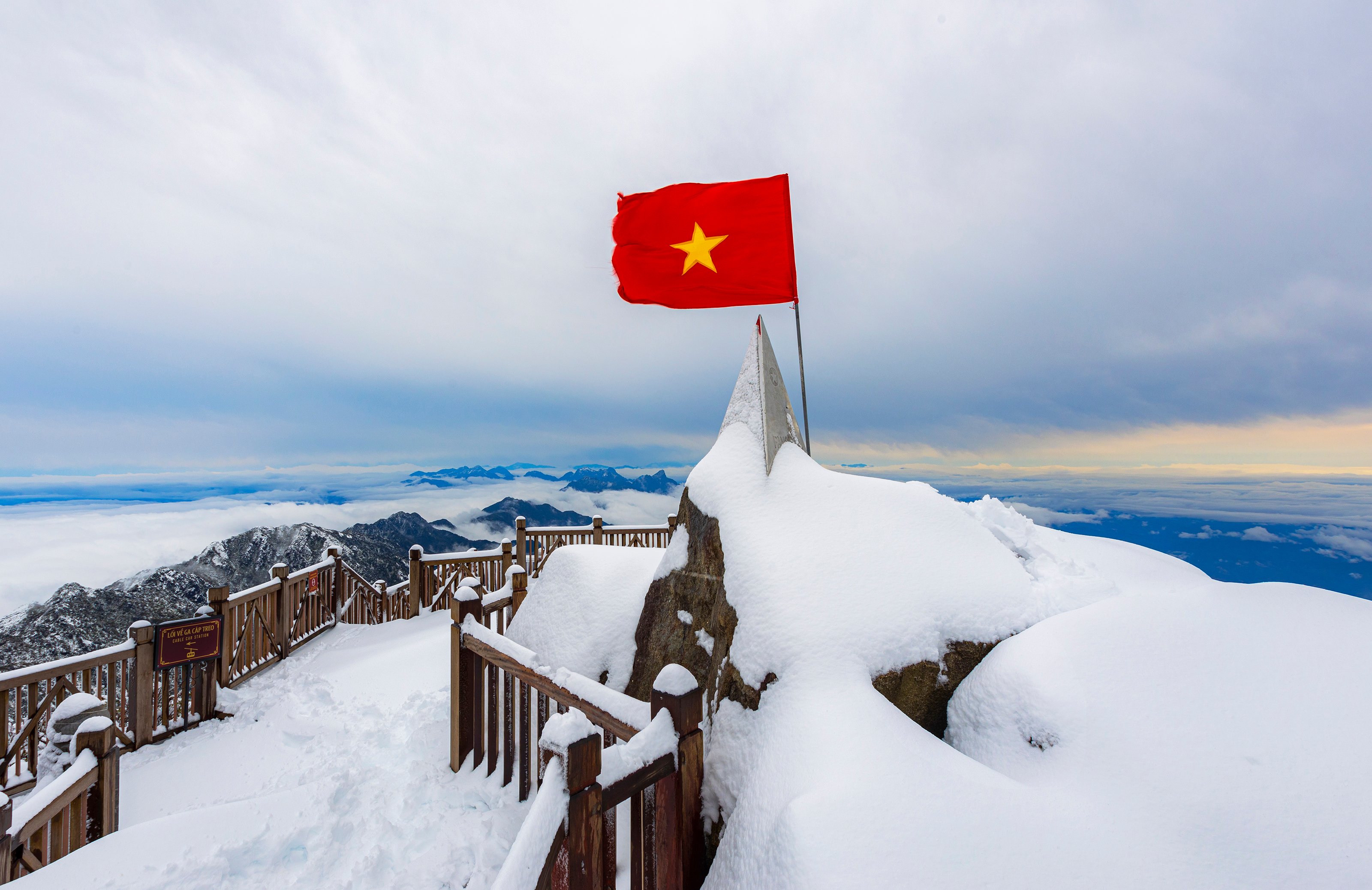 Foreign tourists do not believe it snows in Vietnam