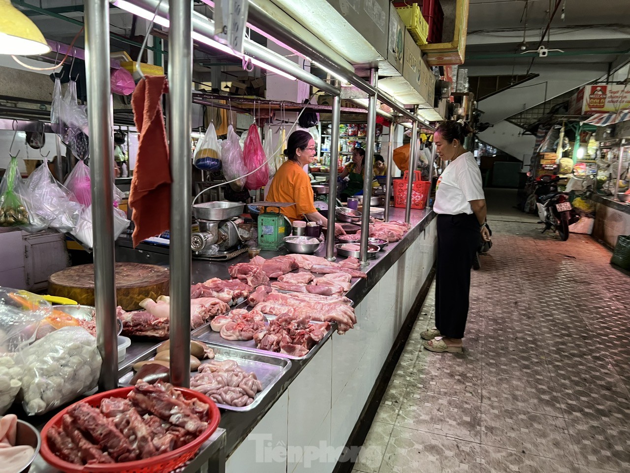 Los precios de la carne de cerdo siguen aumentando, los comerciantes esperan a los clientes foto 1