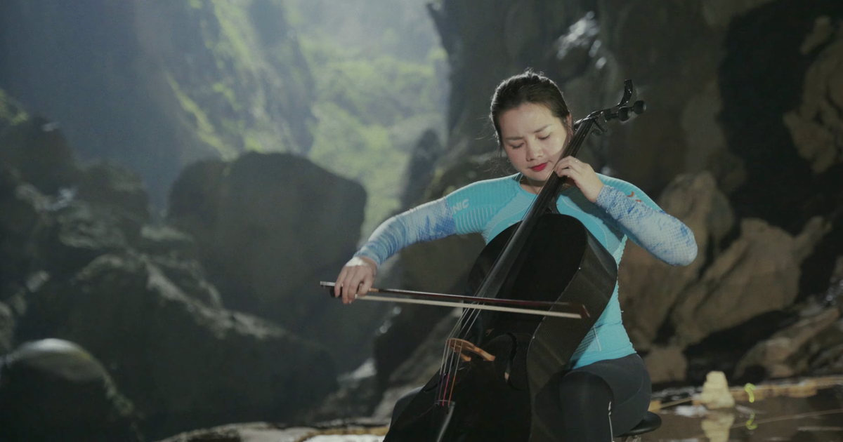 L'artiste Ha Mien joue du violoncelle dans la grotte de Son Doong