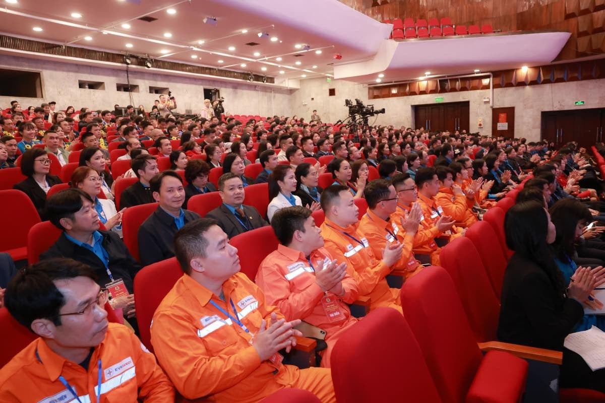 A la ceremonia asistieron funcionarios y trabajadores.