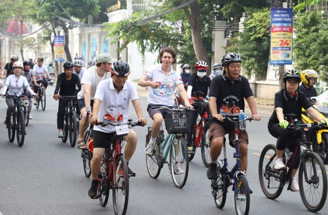 Hai chàng trai Hà Lan vượt 20.000 km đạp xe đến TPHCM ảnh 10