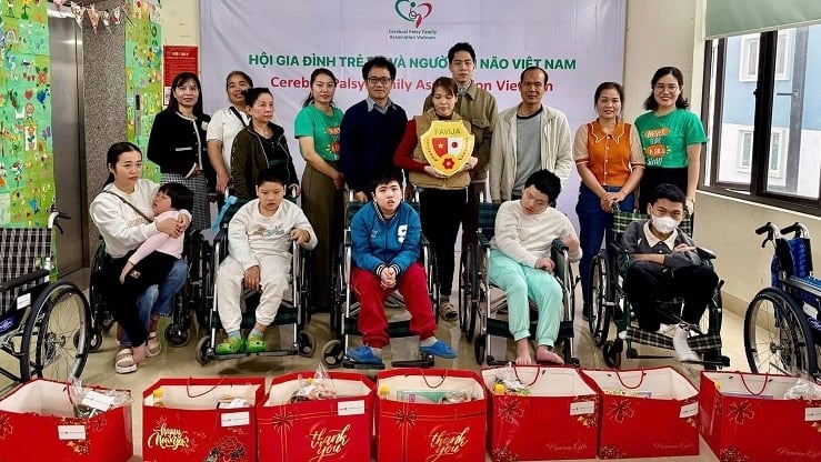 Des étudiants japonais offrent des fauteuils roulants gratuits à des enfants handicapés au Vietnam