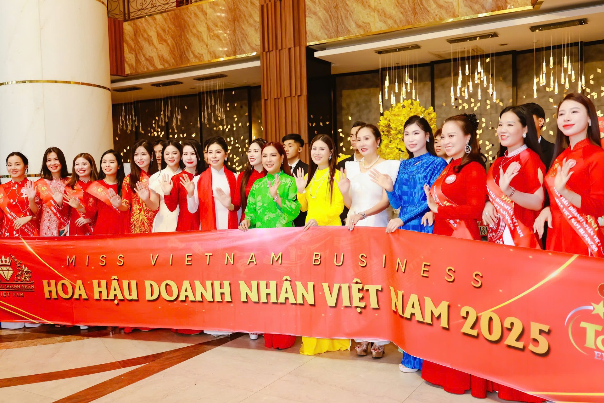 hoa hau doanh nhan viet nam 2025 nhieu hoat dong y nghia trong ngay thi dau tien hinh 11