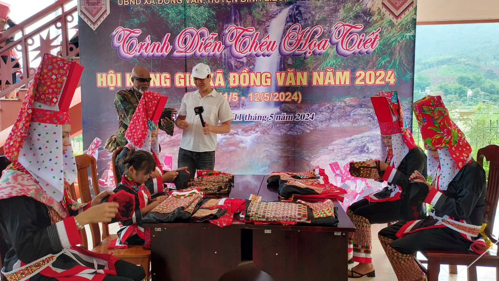 Embroidery performance at the Wind Abstinence Festival in Dong Van commune, Binh Lieu district in 2024.