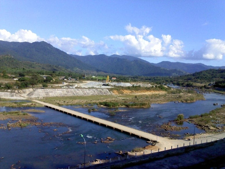 二つの湖岸を結ぶ道路