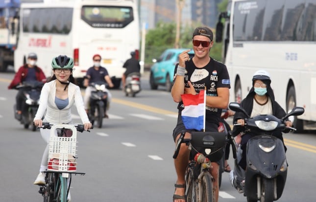 Hai chàng trai Hà Lan vượt 20.000 km đạp xe đến TPHCM ảnh 6