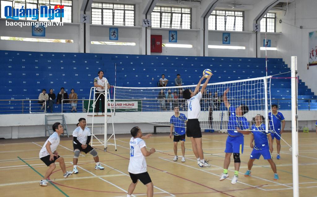 The men's volleyball team of Son Tay District Medical Center and Dang Thuy Tram Medical College competed right after the opening ceremony.