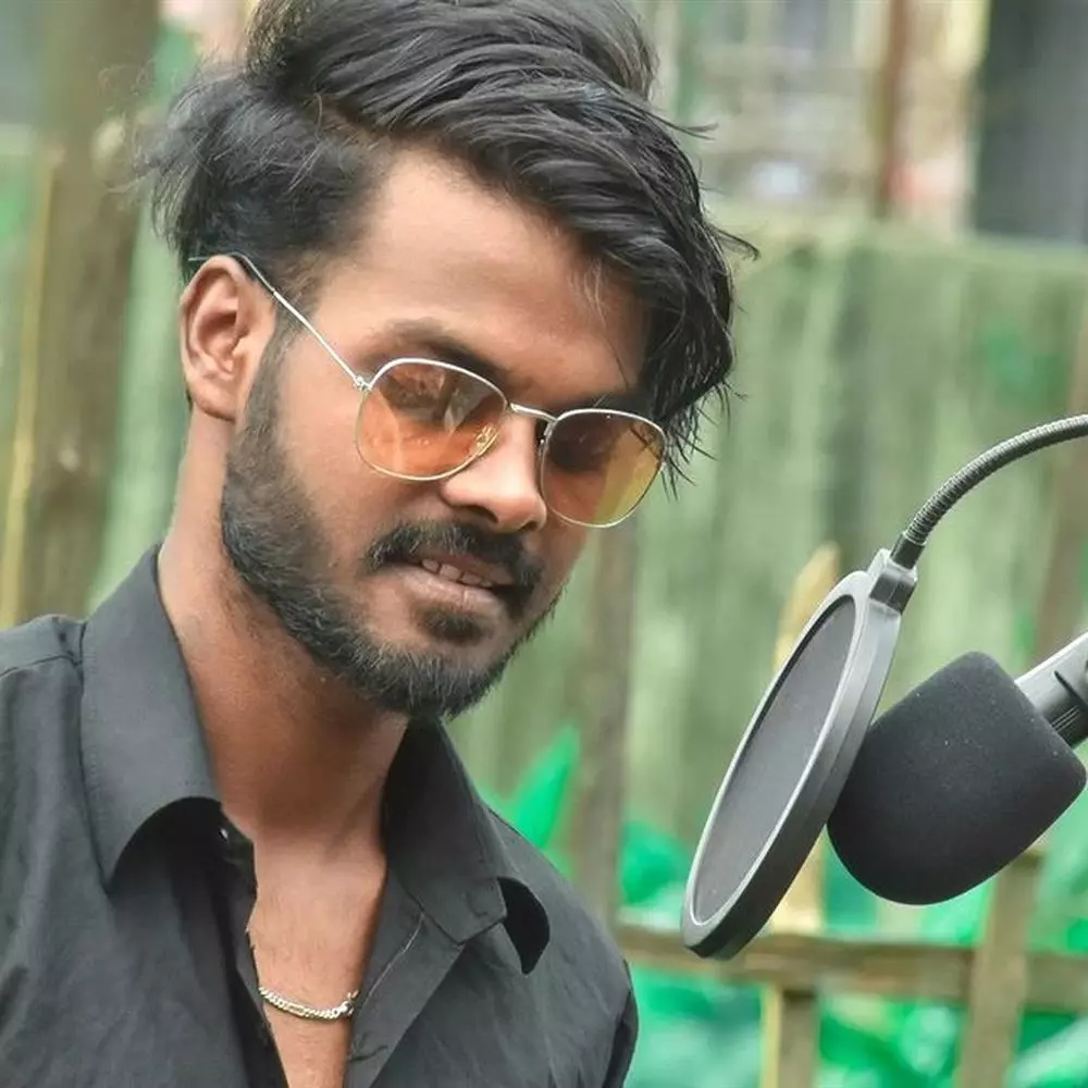 Indian guy causes internet fever, attracts millions of views when singing Vietnamese super well