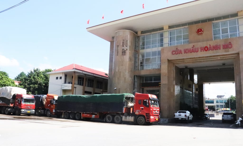 Activités d'import-export à la porte frontière de Hoanh Mo (Binh Lieu).