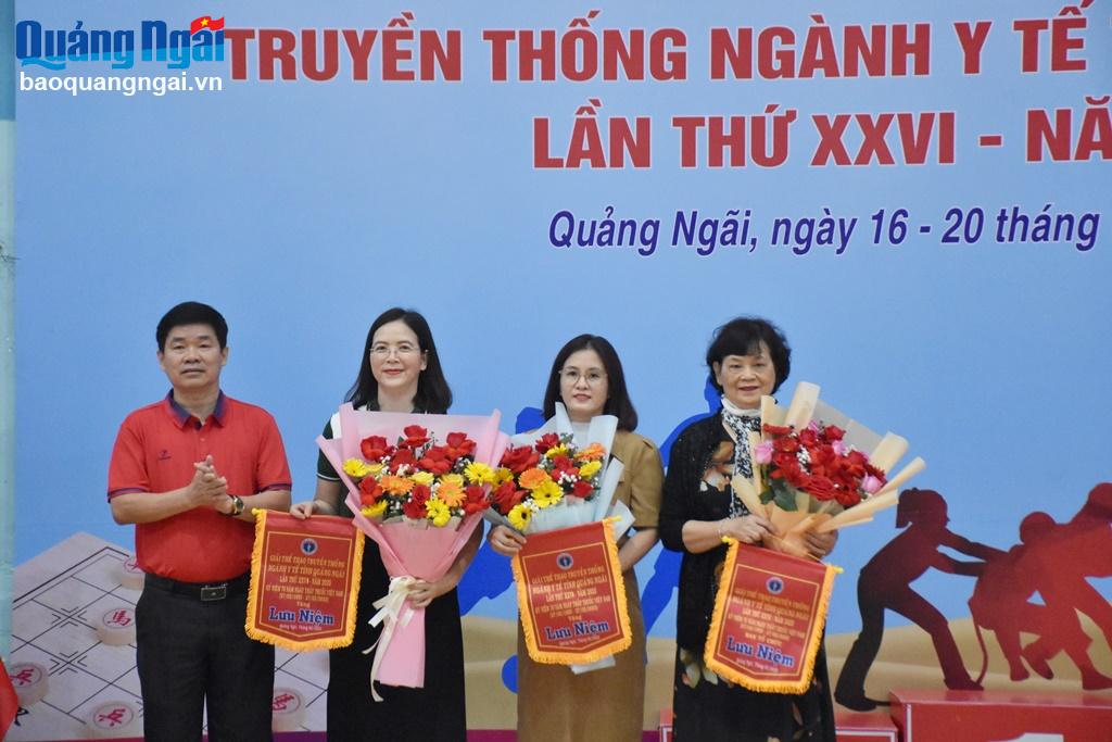 The organizers presented flowers and souvenir flags to the sponsors.