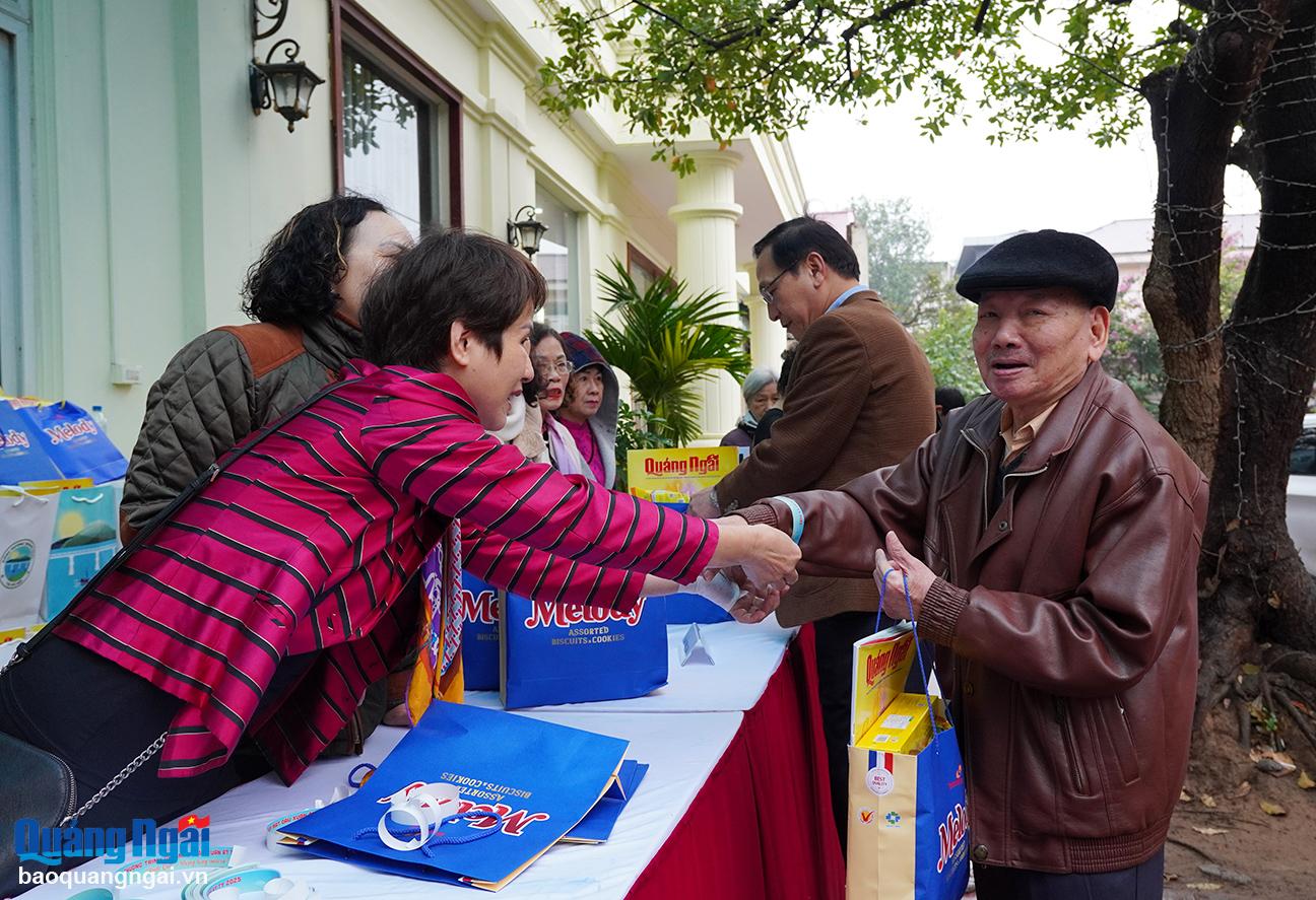 Many elderly people attended the program to meet fellow countrymen in Hanoi.