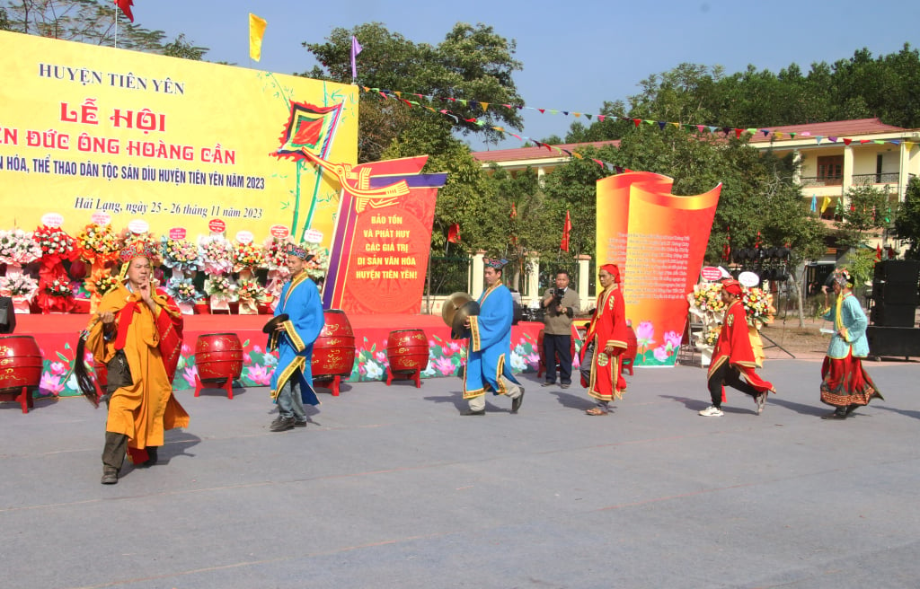 Múa hành quang của người Sán Dìu tại Ngày hội Văn hóa - Thể thao dân tộc Sán Dìu huyện Tiên Yên năm 2023.