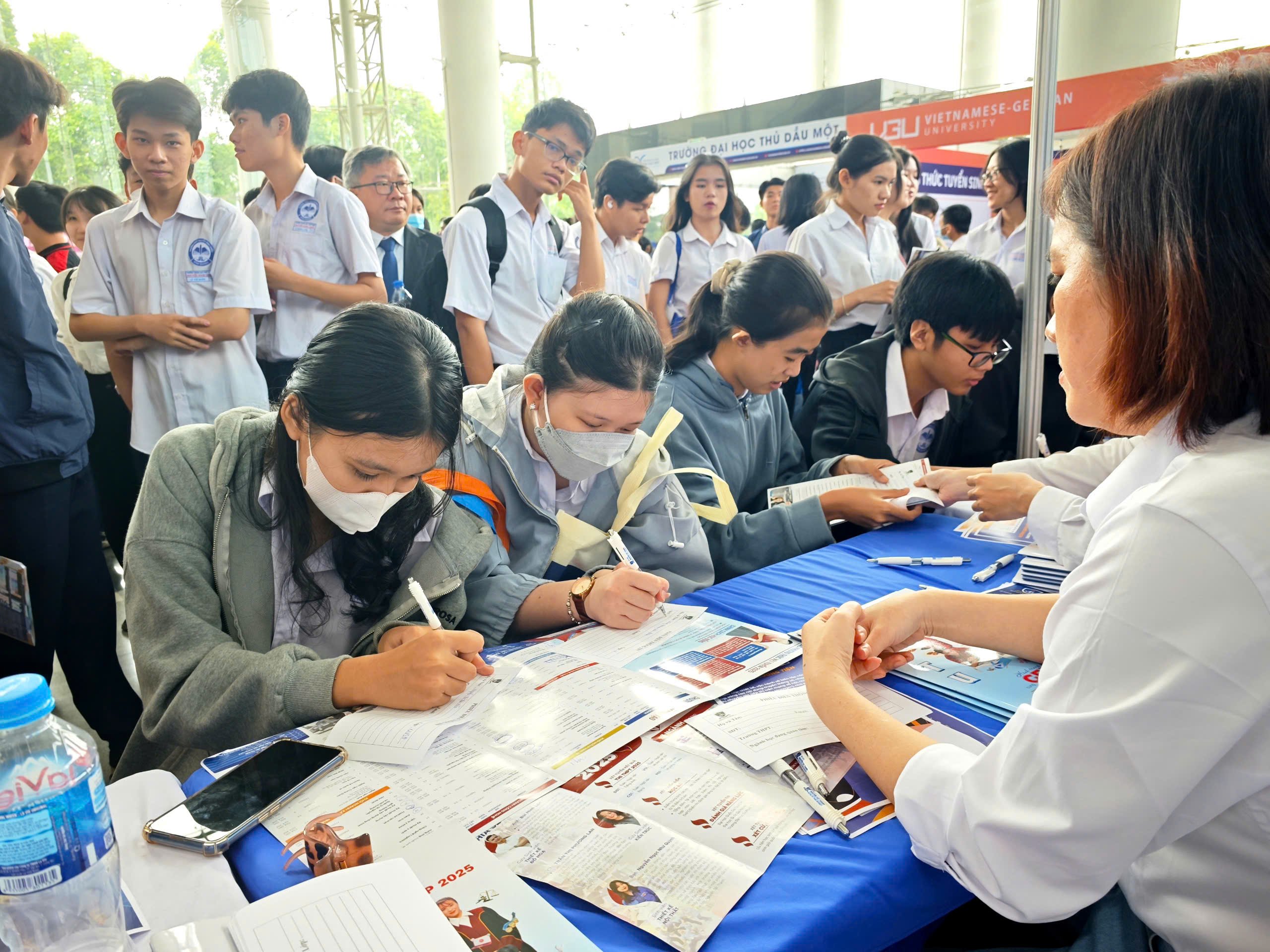 'Cấm dạy thêm học thêm có phải mất cần câu cơm không?'- Ảnh 1.