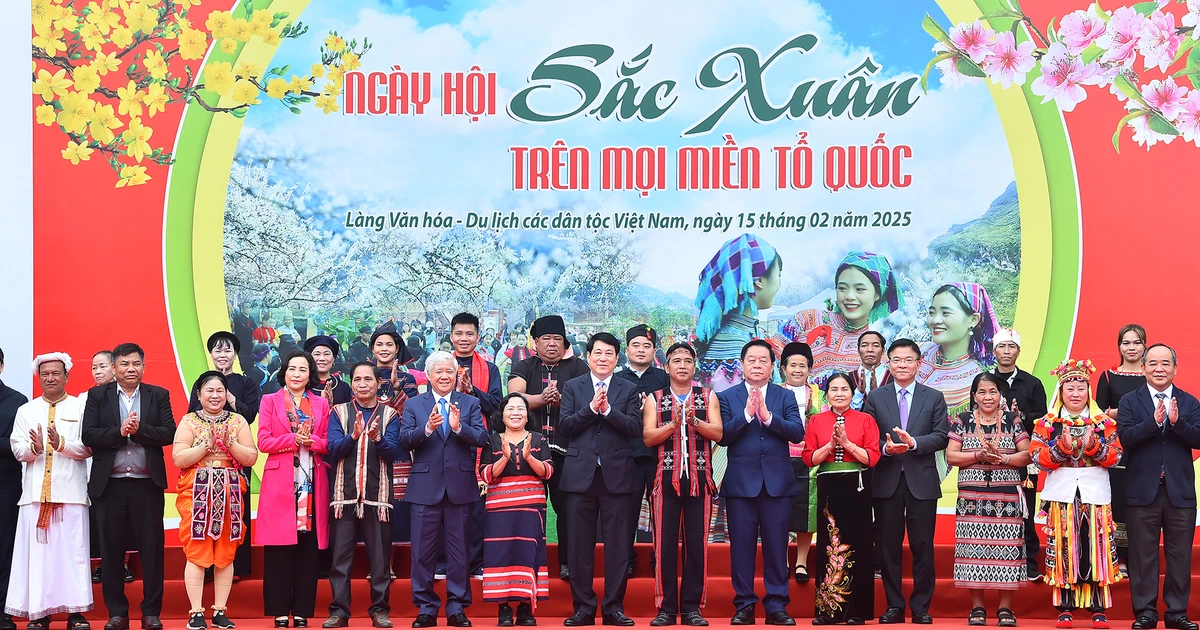 [Photo] President Luong Cuong attends the "Spring Colors Across the Country" Festival