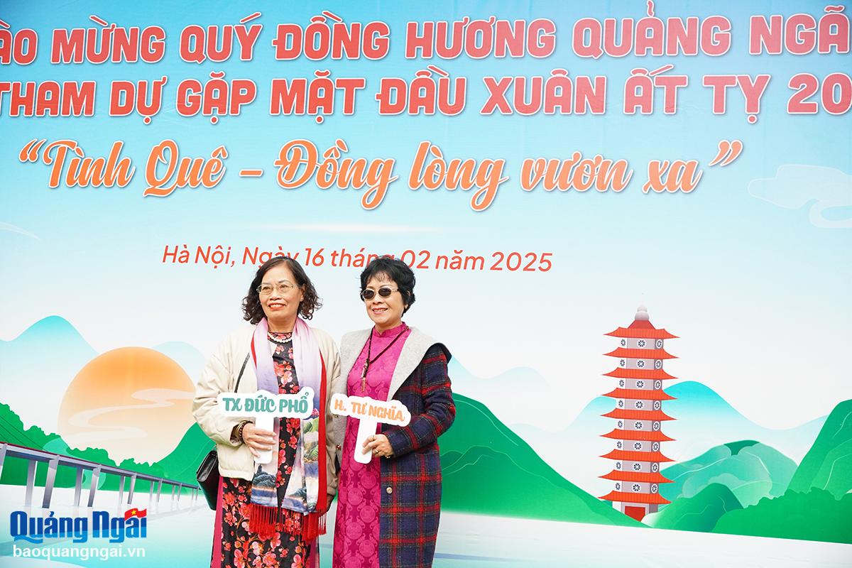 Many Quang Ngai people living in Hanoi came to meet and take souvenir photos at the program.