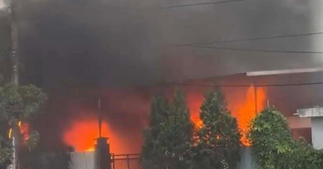 Gran incendio en una fábrica de suelas de zapatos en el parque industrial de Nam Dinh