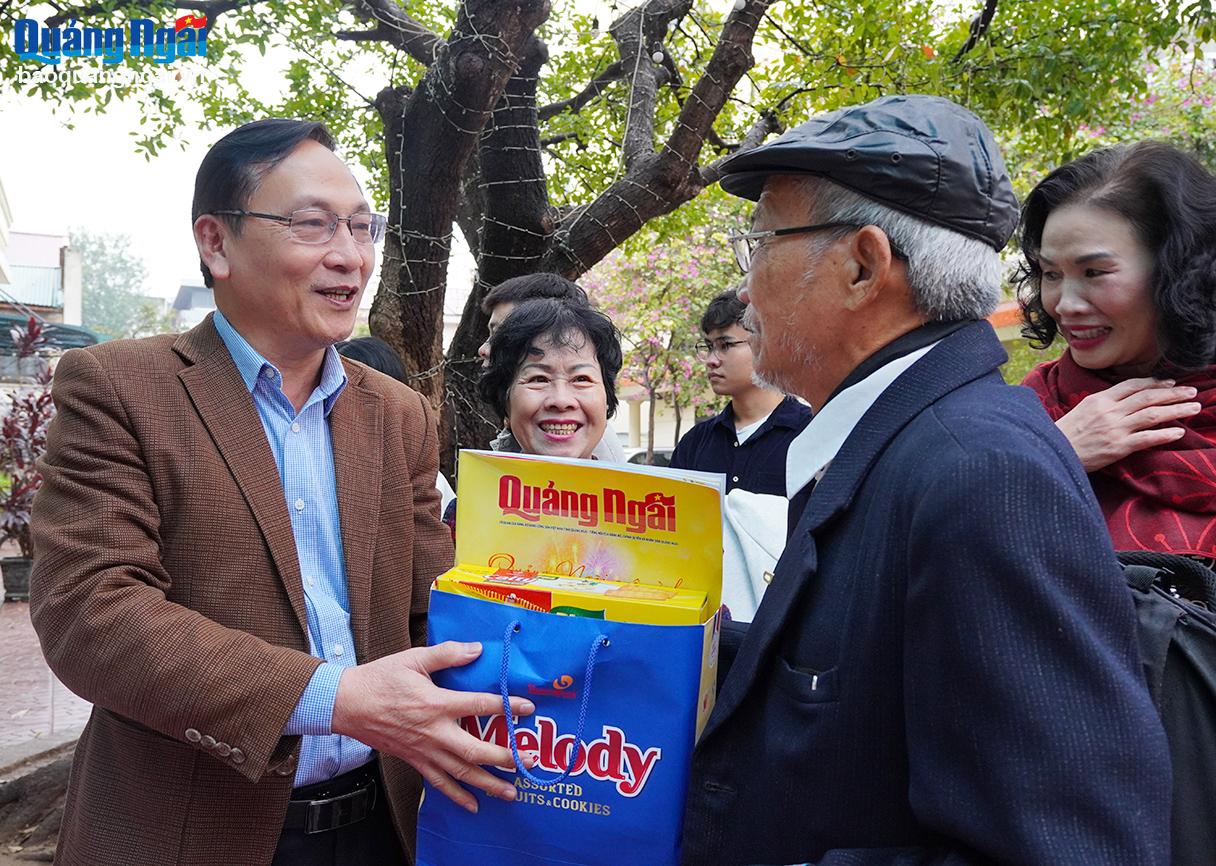 Gifts with the mark of Quang Ngai sent to fellow Quang Ngai people in Hanoi.