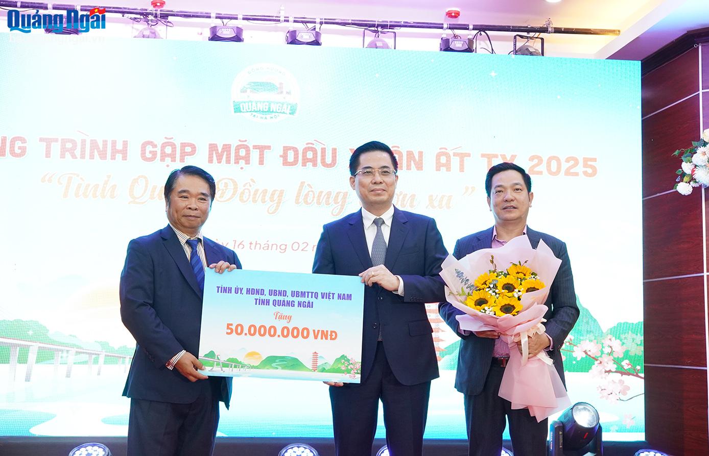 Deputy Secretary of the Provincial Party Committee, Chairman of the Provincial People's Committee Nguyen Hoang Giang presented gifts to the Quang Ngai Association in Hanoi.