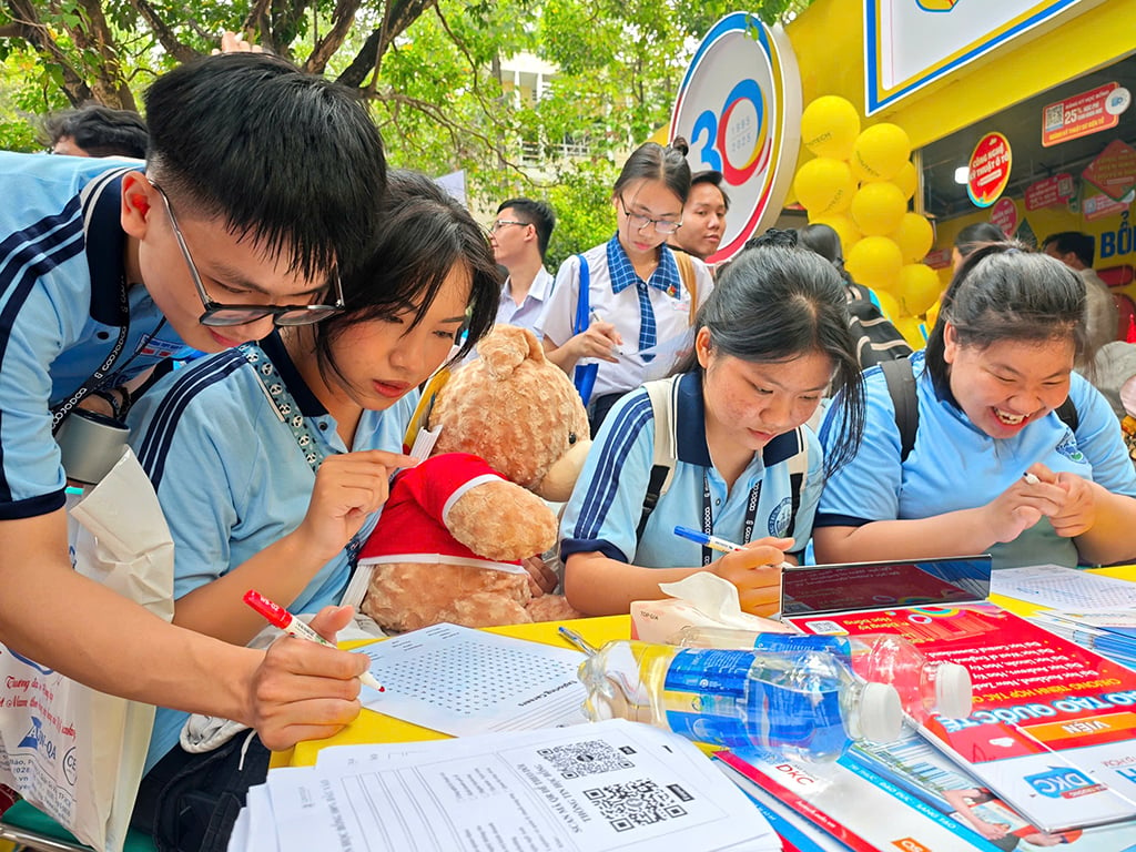 Tuyển sinh 2025: Sẽ không còn xét tuyển sớm, quy định mới về điểm ưu tiên- Ảnh 2.