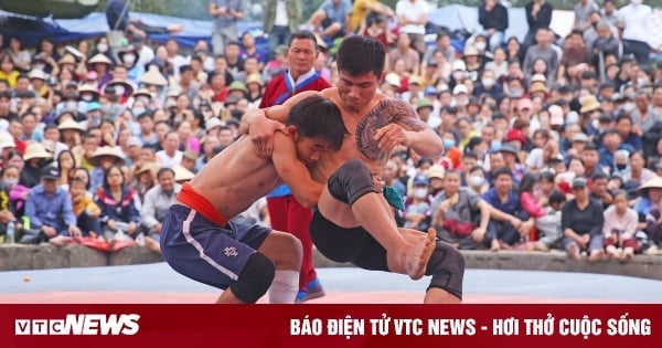 Beim Dorffest zur Niederlage der MMA-Meister halten die Wrestler Eimer und Säcke, um den „Geldregen“ aufzufangen