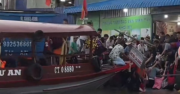 Suspendre les opérations à l'aire de repos après l'effondrement du pont, les touristes sont tombés dans la rivière au marché flottant de Cai Rang