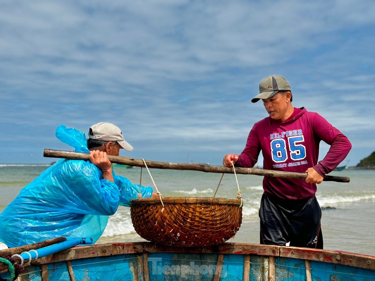 Les pêcheurs de Quang Ngai ont une récolte abondante de crevettes de mer, « gagnant bien » des millions de dongs chaque jour. Photo 15