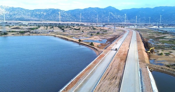 Vista panorámica de la carretera que conecta la carretera nacional 1 con la autopista Cam Lam