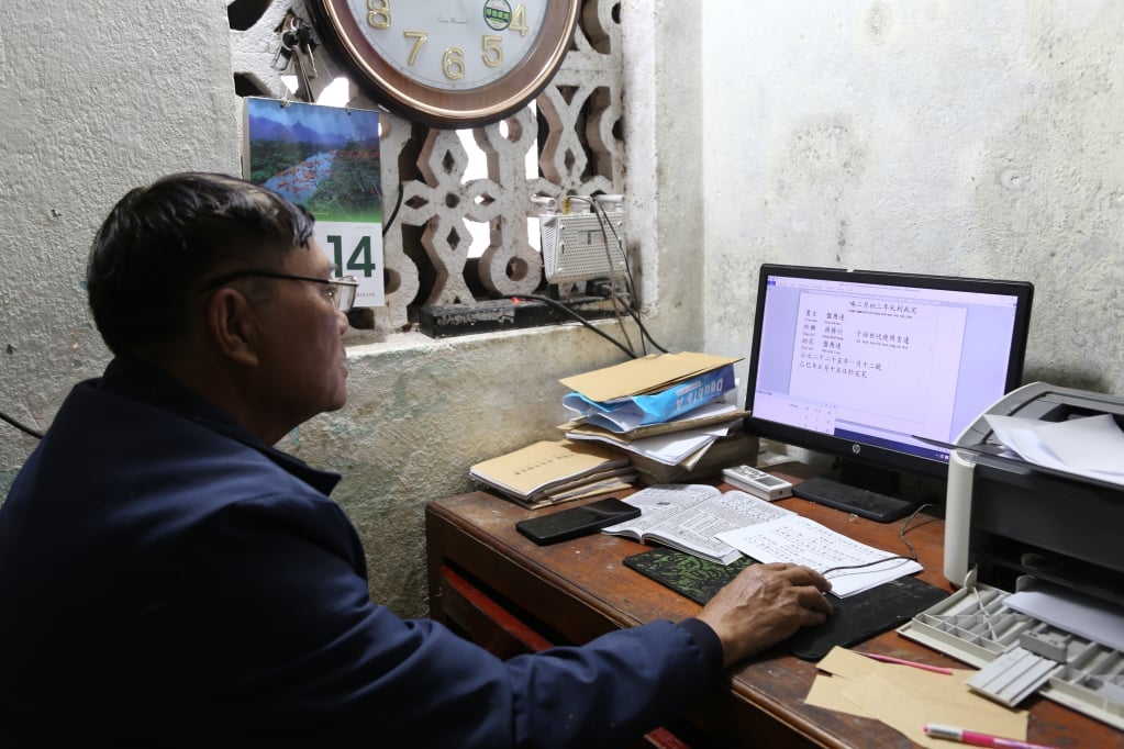 M. Phun Hop Senh, du village de Na Ly, commune de Quang Duc, préserve et conserve l'écriture Dao Nom pour l'enseigner à la jeune génération.