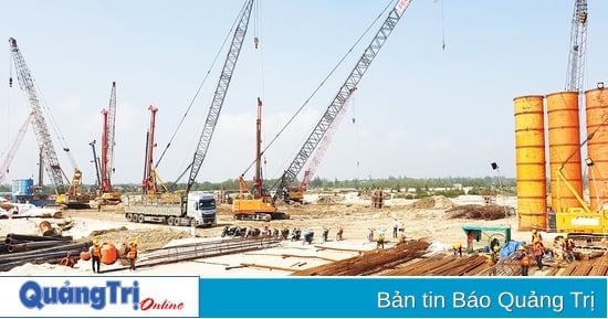 Geschäftige Baustelle im Hafen von My Thuy