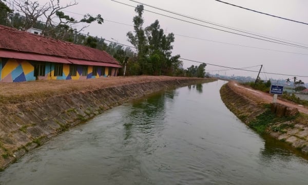 Invertir en canales de agua cerrados del lago Yen Lap