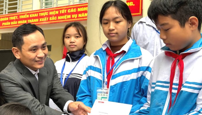 Die Zeitung Giao Thong vergab 42 Stipendien an Kinder von Verkehrsunfallopfern in Ninh Binh