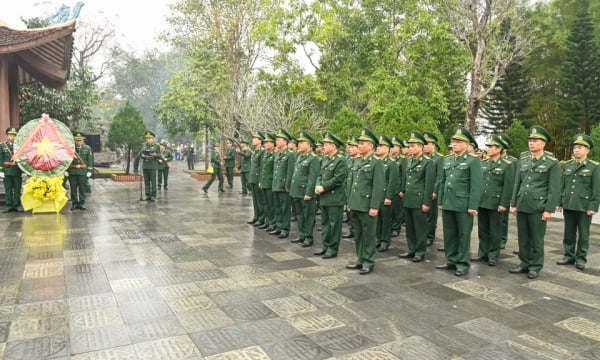 Guardias fronterizos provinciales ofrecen incienso para rendir homenaje a los heroicos mártires de Po Hen