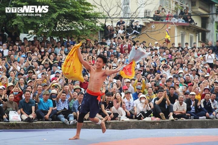 Đô vật Nguyễn Xuân Lập - từng giành huy chương vàng giải vật Đông Nam Á 2024 - xách bao tải tiền rời sới vật.