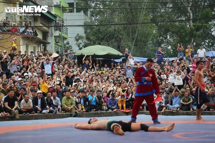 After 3 rounds with a total time of nearly 20 minutes, he was knocked down by professional wrestler Nguyen Xuan Lap.