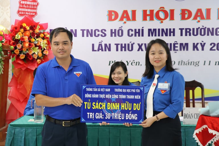 Vietnam Information and Communications Agency youths present smart devices to students in Phu Yen highlands, picture 1