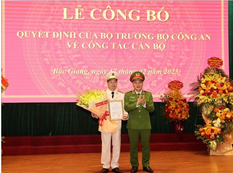 Deputy Minister Nguyen Van Long presented the decision to transfer and appoint Colonel Nguyen Quang Vinh to the position of Director of Bac Giang Provincial Police.