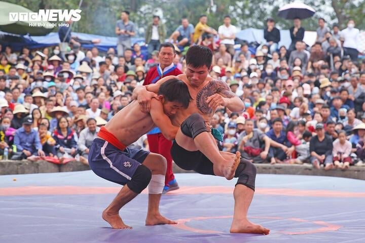 Phạm Văn Nam (bên phải) nhà vô địch MMA Việt Nam hạng cân 56 kg lần đầu tiên thử sức đấu vật hội làng.