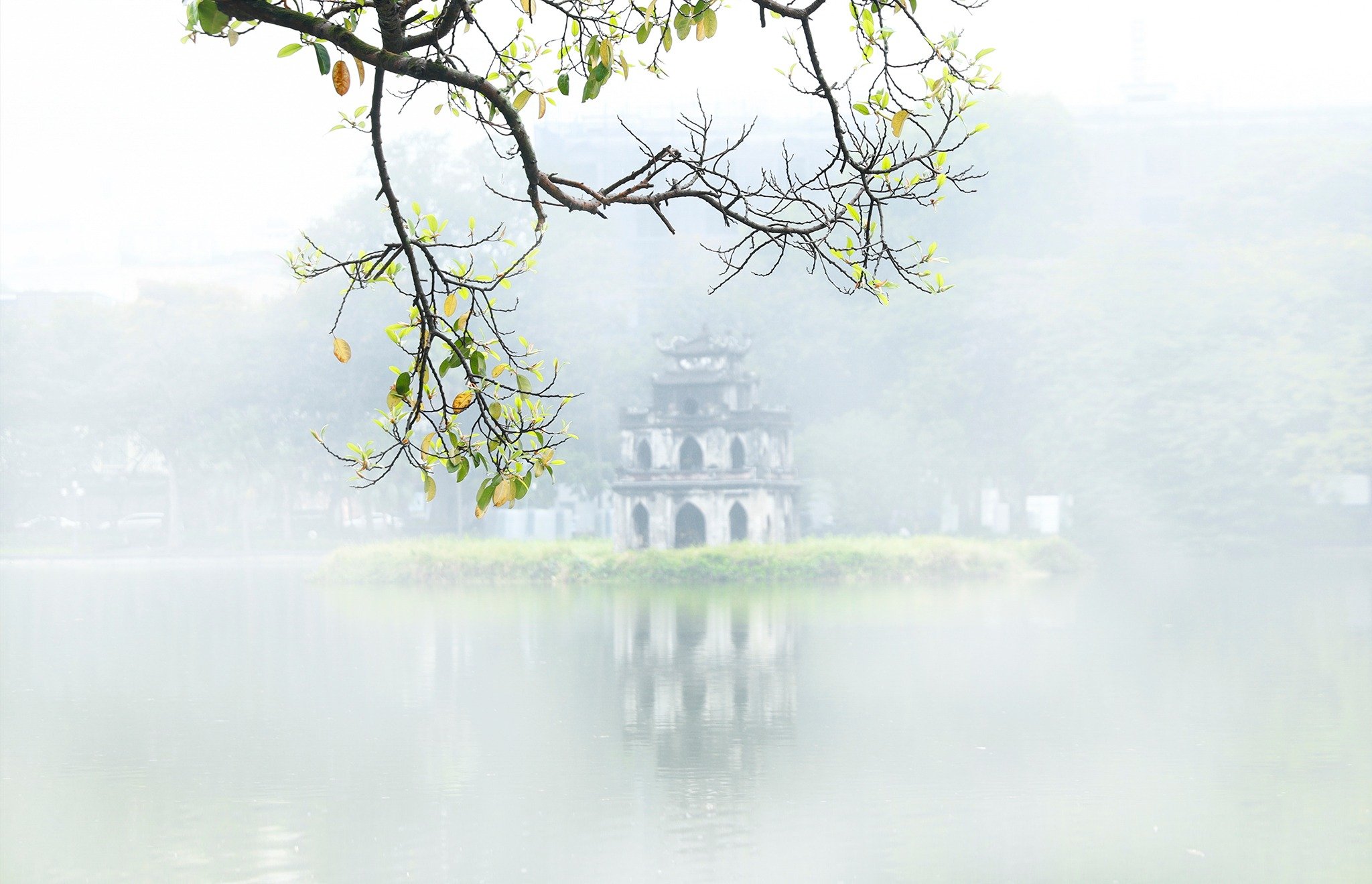 Le lac Hoan Kiem à la saison des feuilles changeantes