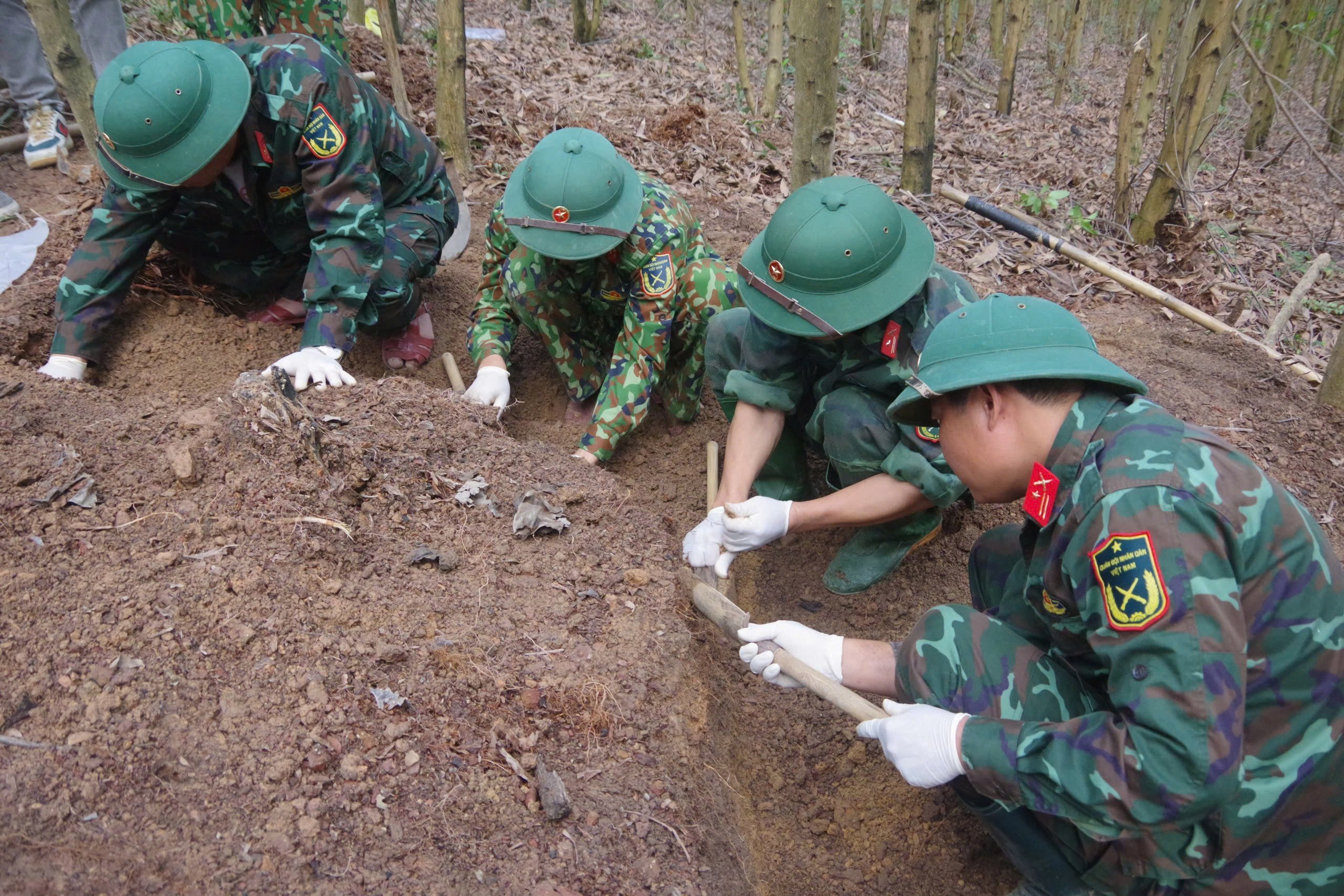 Gathering 3 martyrs' remains in a resident's garden