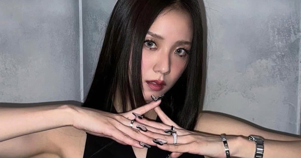 Korean stars show off their talent for mixing and matching outfits with the color black