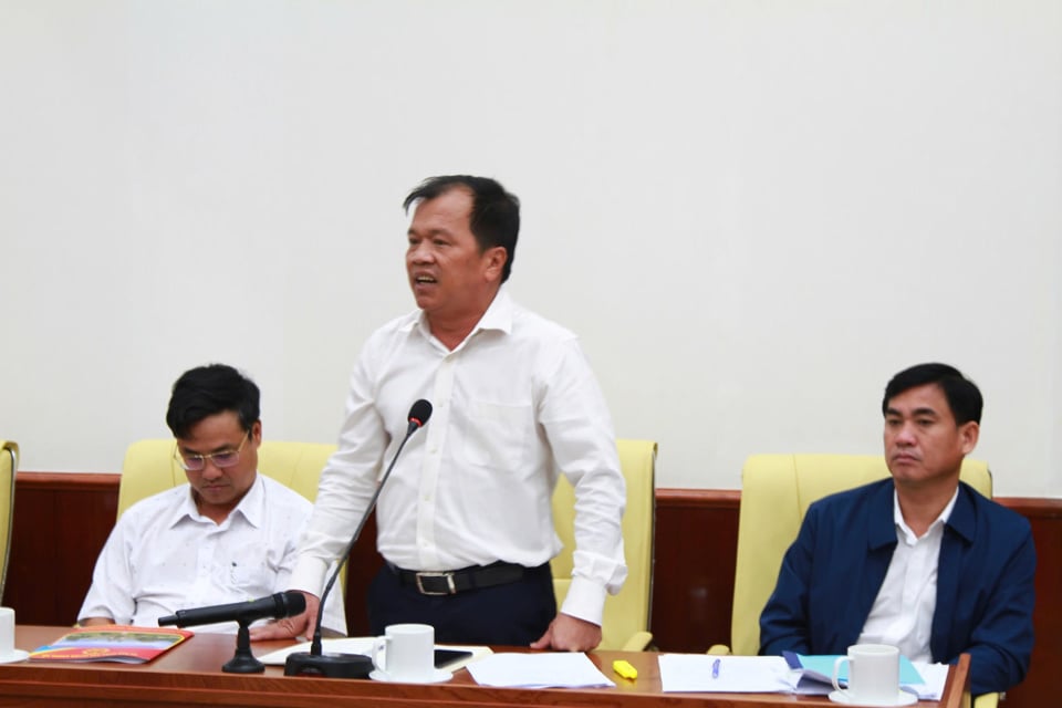 Sr. Thach Canh Tinh, Vicepresidente del Comité Popular de la Ciudad. Gia Nghia, provincia de Dak Nong, respondió a los periodistas sobre el plan para implementar proyectos de compensación, apoyo y reasentamiento en el área.