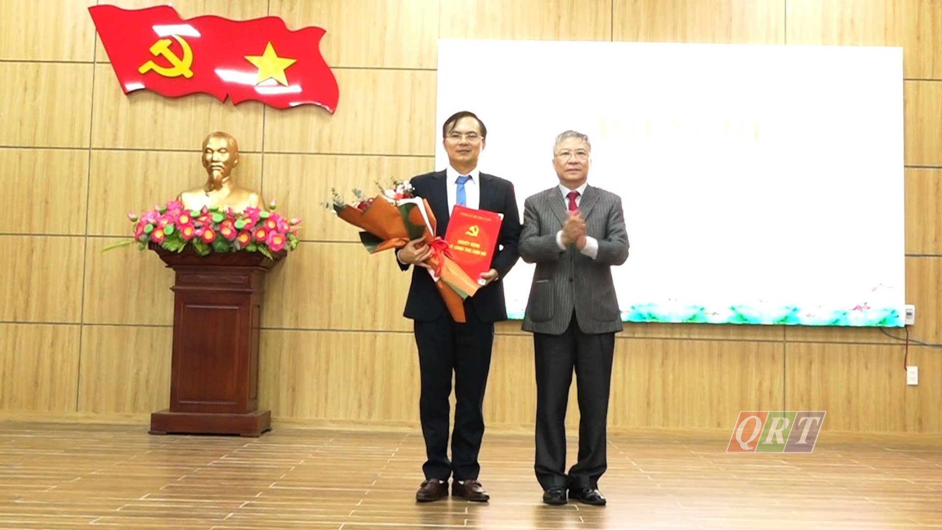 Quang Nam Provincial Party Committee handed over the decision to transfer cadres in Bac Tra My district