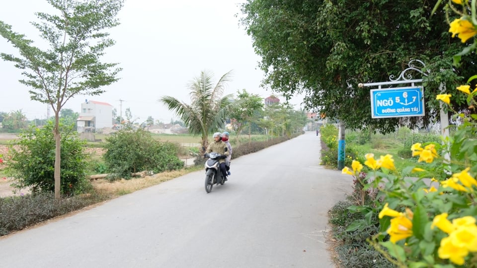 Camino de tráfico rural en la comuna de Trung Tu (distrito de Ung Hoa).